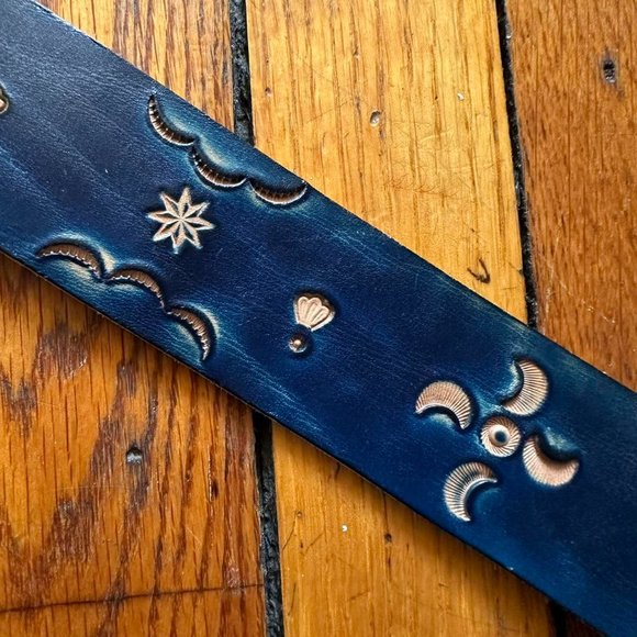 Vintage Unknown‎ Brand Leather Women Navy Blue Etched Engraved Multi Design Belt - Picture 5 of 7